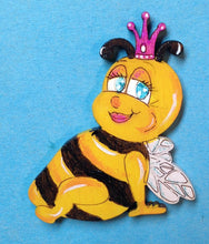 Lade das Bild in den Galerie-Viewer, Biene als Bienenkönigin aus Holz