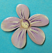 Lade das Bild in den Galerie-Viewer, Blume mit runden Blütenblättern aus Holz,