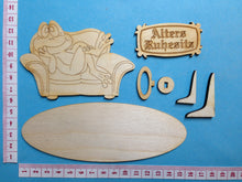 Lade das Bild in den Galerie-Viewer, Komplettset: Frosch auf Sofa "Altersruhesitz"