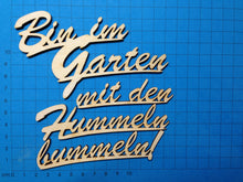 Lade das Bild in den Galerie-Viewer, Schriftzug "Bin im Garten mit den Hummeln bummeln!" aus Holz