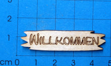 Lade das Bild in den Galerie-Viewer, Schild aus Holz mit Gravur "Willkommen"