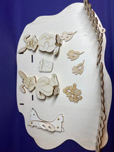 Lade das Bild in den Galerie-Viewer, Bastelset aus Holz: Karottenhaus mit Hasen