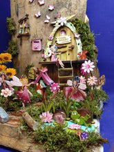 Lade das Bild in den Galerie-Viewer, Elfen sitzend aus Holz