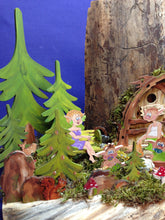 Lade das Bild in den Galerie-Viewer, Trollfamilie mit Babytrolle aus Holz