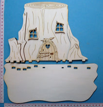 Lade das Bild in den Galerie-Viewer, Baumstumpfhaus mit Fenster und Türen