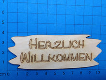 Lade das Bild in den Galerie-Viewer, Schild aus Holz mit Gravur "Herzlich Willkommen"
