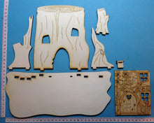 Lade das Bild in den Galerie-Viewer, Baumstumpfhaus mit Fenster und Türen