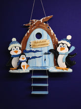 Lade das Bild in den Galerie-Viewer, Pinguinmama mit Mütze, Flügel angelegt, zum Hinstellen