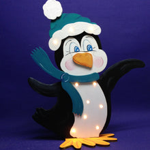 Lade das Bild in den Galerie-Viewer, Pinguinpapa mit Mütze, flatternd zum Hinstellen