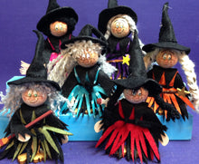 Lade das Bild in den Galerie-Viewer, Hexen aus Filz zum Stellen