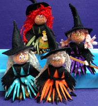 Lade das Bild in den Galerie-Viewer, Hexen aus Filz zum Stellen