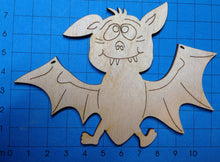 Lade das Bild in den Galerie-Viewer, lustige Fledermaus aus Holz (4 Zähne)