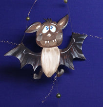 Lade das Bild in den Galerie-Viewer, lustige Fledermaus aus Holz (4 Zähne)