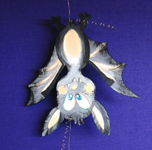 Lade das Bild in den Galerie-Viewer, lustige Fledermaus aus Holz (3 Zähne)