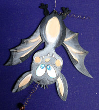 Lade das Bild in den Galerie-Viewer, lustige Fledermaus aus Holz (3 Zähne)
