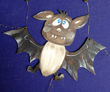 Lade das Bild in den Galerie-Viewer, lustige Fledermaus aus Holz (4 Zähne)