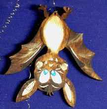 Lade das Bild in den Galerie-Viewer, lustige Fledermaus aus Holz (3 Zähne)
