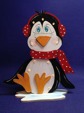 Lade das Bild in den Galerie-Viewer, Pinguinbaby, sitzend mit Ohrenschützer, zum Hinstellen