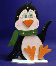 Lade das Bild in den Galerie-Viewer, Pinguinbaby, sitzend und winkend zum Hinstellen