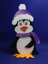 Lade das Bild in den Galerie-Viewer, Pinguinmama mit Mütze, Flügel angelegt, zum Hinstellen