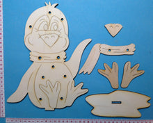 Lade das Bild in den Galerie-Viewer, Pinguinbaby, sitzend und winkend zum Hinstellen