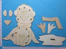 Lade das Bild in den Galerie-Viewer, Pinguinbaby, sitzend mit Ohrenschützer, zum Hinstellen