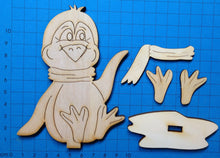 Lade das Bild in den Galerie-Viewer, Pinguinbaby, sitzend und winkend zum Hinstellen