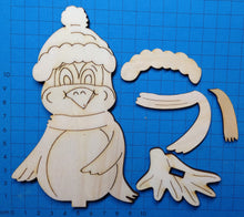 Lade das Bild in den Galerie-Viewer, Pinguinmama mit Mütze, Flügel angelegt, zum Hinstellen