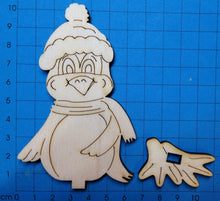 Lade das Bild in den Galerie-Viewer, Pinguinmama mit Mütze, Flügel angelegt, zum Hinstellen