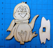 Lade das Bild in den Galerie-Viewer, Pinguinbaby, sitzend und winkend zum Hinstellen