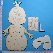 Lade das Bild in den Galerie-Viewer, Schneemann "Snowy" als Standfigur aus Holz