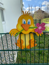 Lade das Bild in den Galerie-Viewer, Küken mit Blume im Schnabel, für Zaun