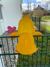 Lade das Bild in den Galerie-Viewer, Küken mit Blume im Schnabel, für Zaun