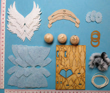 Lade das Bild in den Galerie-Viewer, Engel aus Filz zum Stellen, eisblau