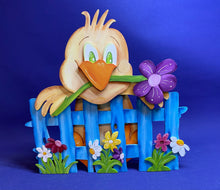 Lade das Bild in den Galerie-Viewer, Küken mit Blume im Schnabel, für Zaun