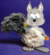 Lade das Bild in den Galerie-Viewer, Eichhörnchen zum Weben