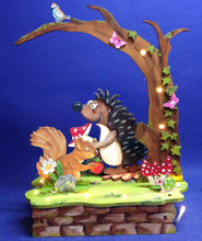 Lade das Bild in den Galerie-Viewer, Komplettset: Baum mit Bodenplatte mit Igel und Eichhörnchen