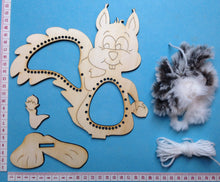 Lade das Bild in den Galerie-Viewer, Eichhörnchen zum Weben