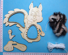 Lade das Bild in den Galerie-Viewer, Eichhörnchen zum Weben