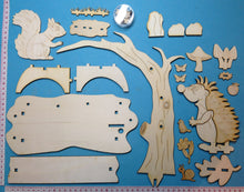 Lade das Bild in den Galerie-Viewer, Komplettset: Baum mit Bodenplatte mit Igel und Eichhörnchen