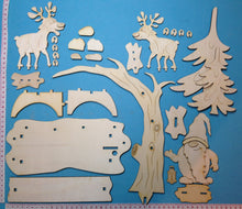 Lade das Bild in den Galerie-Viewer, Komplettset: Baum mit Bodenplatte mit Wichtel und Rentiere