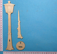 Lade das Bild in den Galerie-Viewer, Strassenlaterne zum Stellen aus Holz