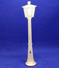 Lade das Bild in den Galerie-Viewer, Strassenlaterne zum Stellen aus Holz