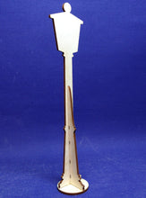 Lade das Bild in den Galerie-Viewer, Strassenlaterne zum Stellen aus Holz