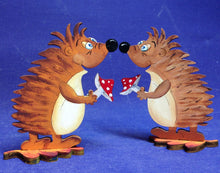 Lade das Bild in den Galerie-Viewer, Igel als Standfigur aus Holz