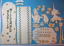 Lade das Bild in den Galerie-Viewer, Komplettset: Stele "Herzlich Willkommen" ca. 40cm mit Wichtel, Igel und viel Zubehör