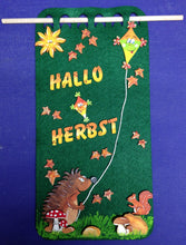 Lade das Bild in den Galerie-Viewer, Komplettset: Türschal aus Filz "Hallo Herbst" mit Igel und Drachen