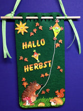 Lade das Bild in den Galerie-Viewer, Komplettset: Türschal aus Filz "Hallo Herbst" mit Igel und Drachen