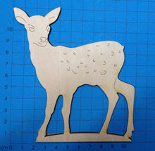 Lade das Bild in den Galerie-Viewer, Rehkitz aus Holz, mit Boden