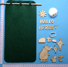 Lade das Bild in den Galerie-Viewer, Komplettset: Türschal aus Filz "Hallo Herbst" mit Igel und Drachen